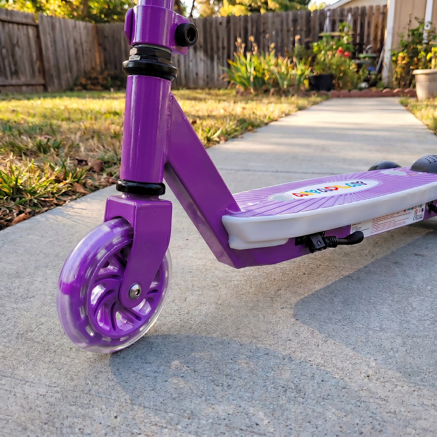 AIYAPLAY Electric Scooter for Kids Aged 4-7 Years, with Flashing LED Lights, Rear Auxiliary Wheels, Purple