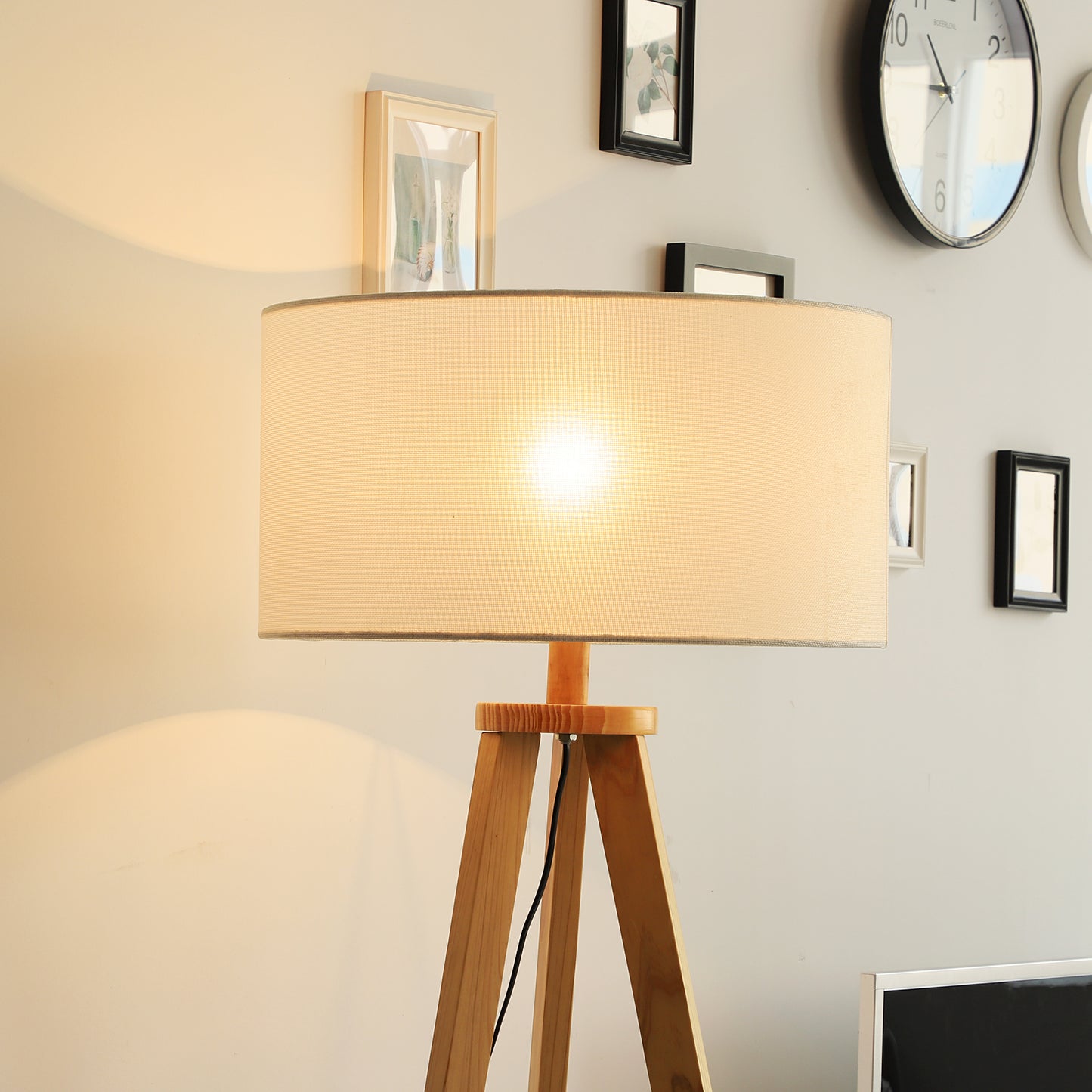 HOMCOM Tripod Floor Lamp, Freestanding Bedside Light Reading Light with Storage Shelf and Linen Shade for Living Room Bedroom, 154cm, Cream