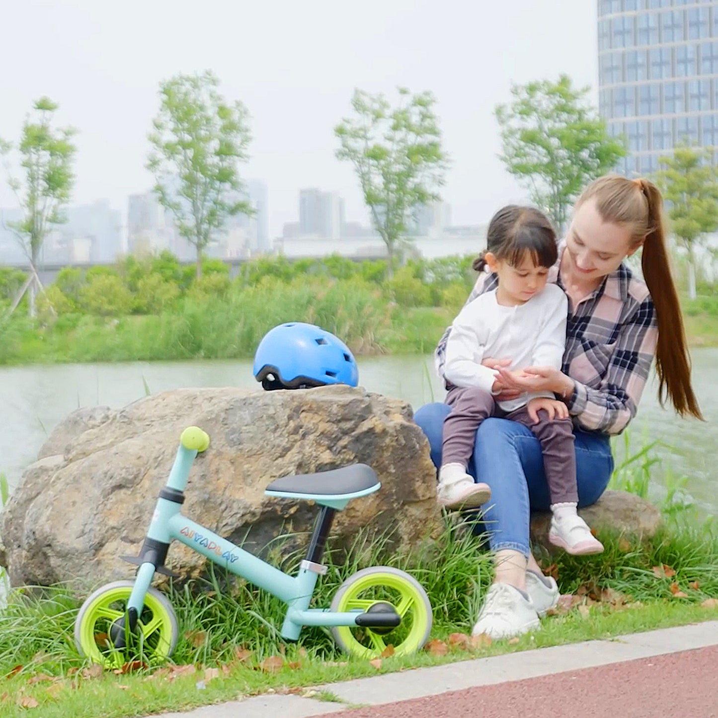 AIYAPLAY 8" Balance Bike, Lightweight Training Bike for Children, with Adjustable Seat, EVA Wheels, Easy installation - Green