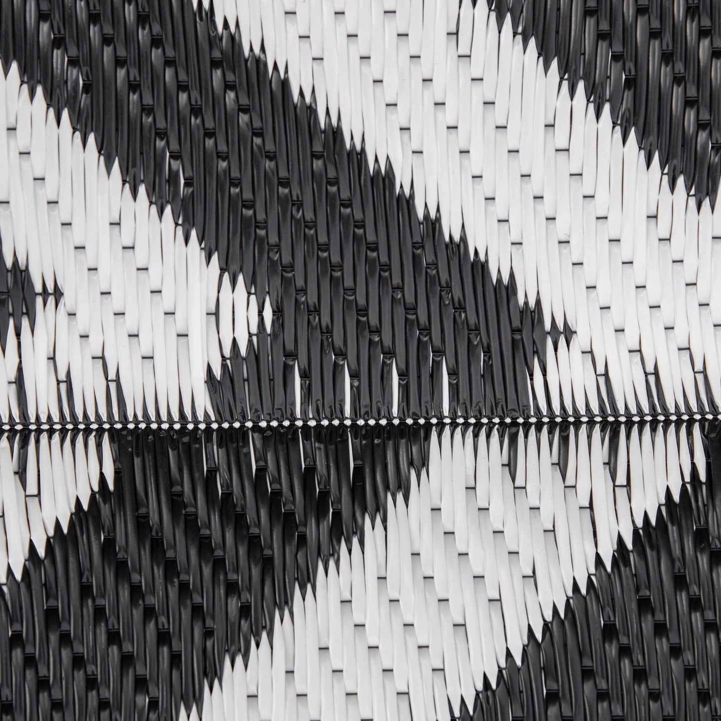 Outsunny Outdoor Rug Reversible Mat Plastic Straw Rug Portable RV Camping Mat for Garden Deck Picnic Indoor, 121 x 182 cm (4 x 6 ft), Black & White