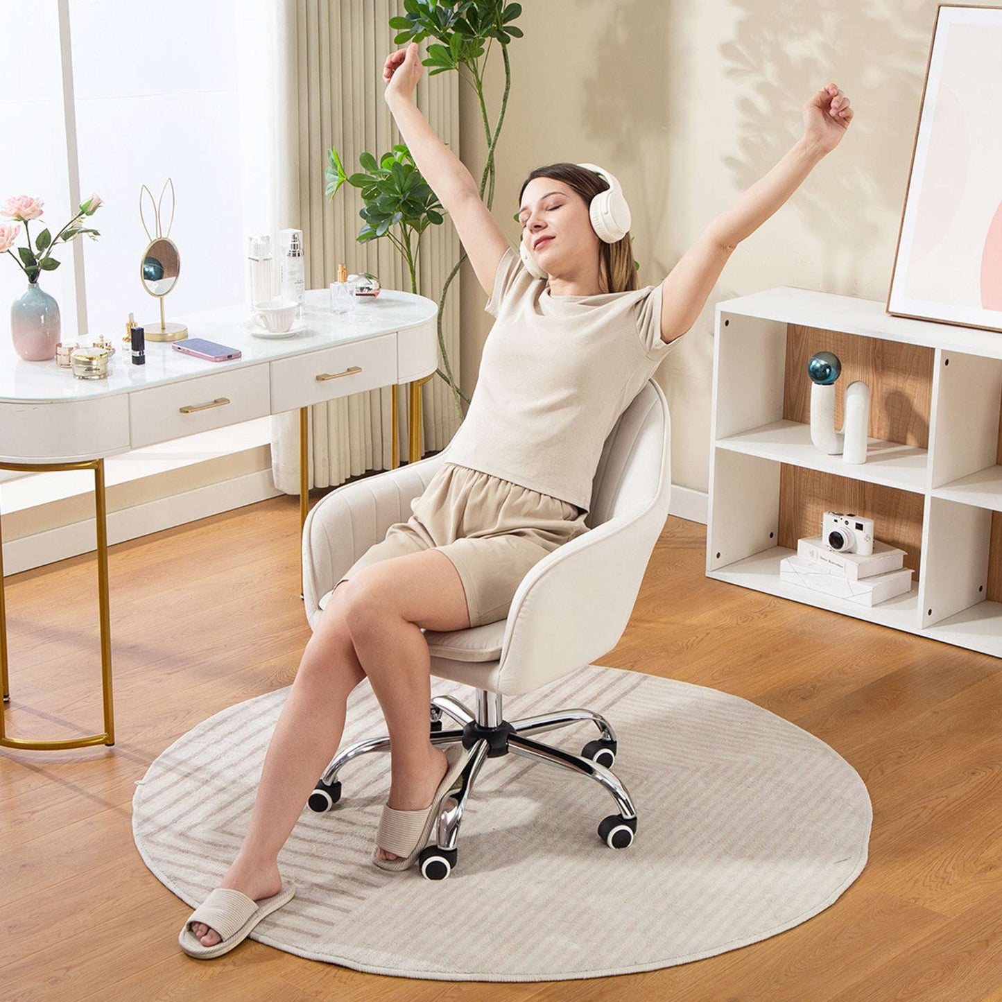 HOMCOM Velvet-Feel Office Chair with Adjustable Height and Wheels - Cream White