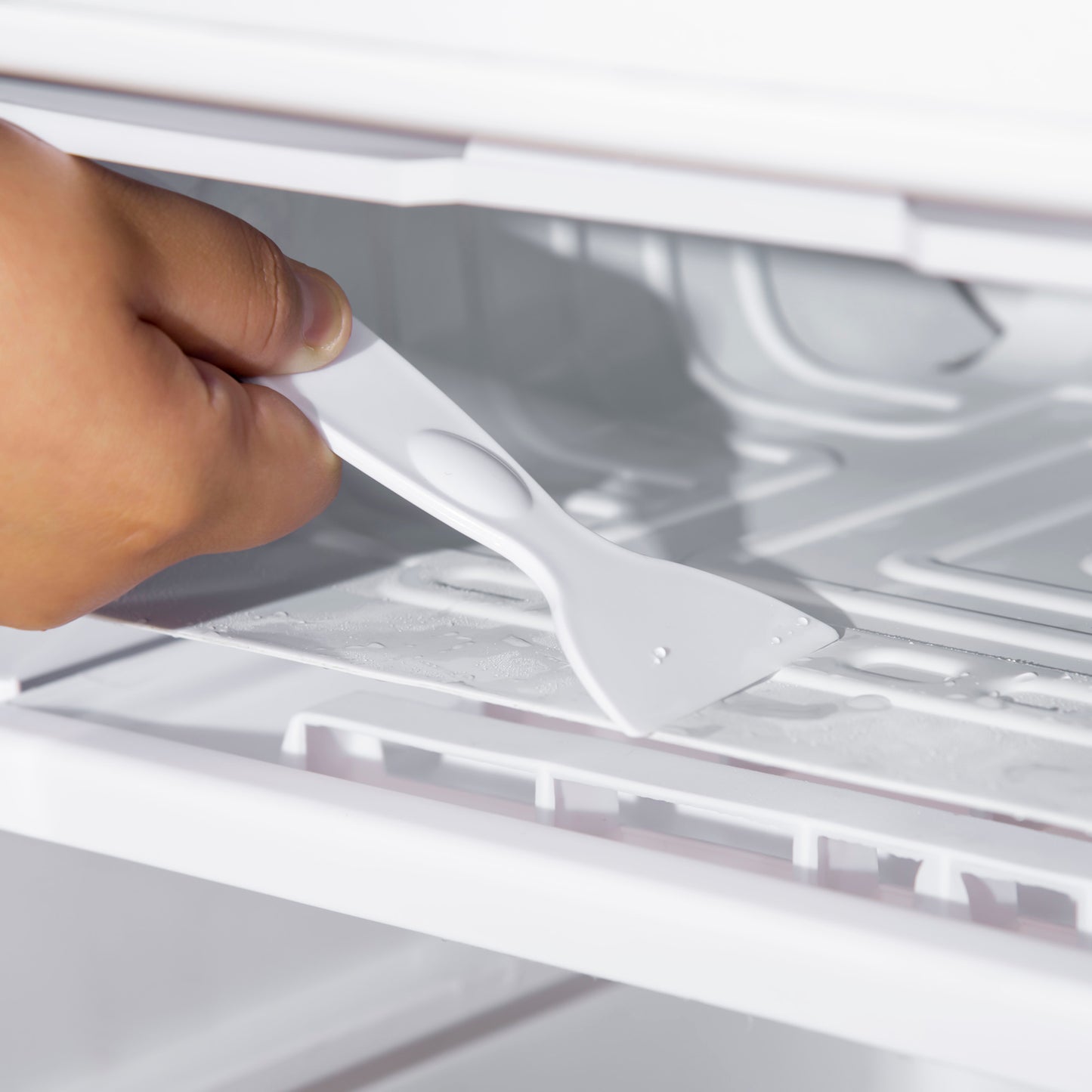 HOMCOM Under Counter Fridge, 91L Small Fridge with Chiller Box, Removable Shelf, Reversible Door, Adjustable Legs, Mini Refrigerator, White